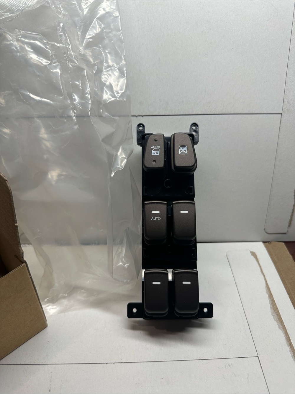 HYUNDAI 93570-3K600 Power Window Main Switch Assembly